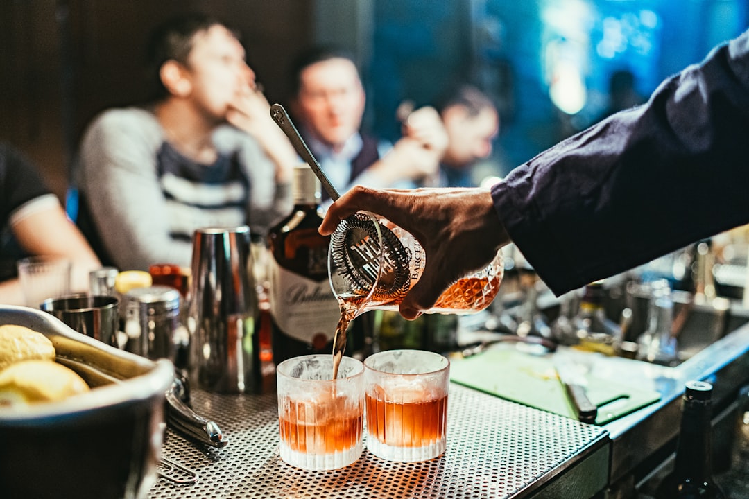 man pouring drink, bar drinks Alcohol Beverage cocktail