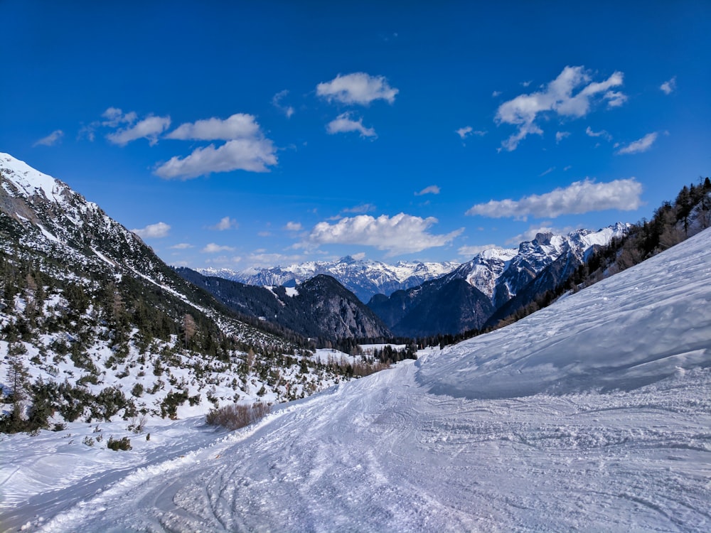 montanha coberta de neve sob o céu azul