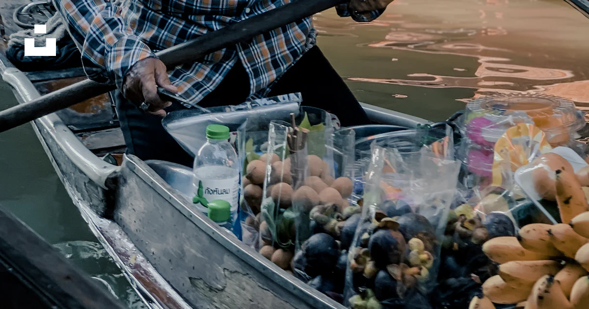 She Boat Rider Woman riding boat photo – Free Hat Image on Unsplash