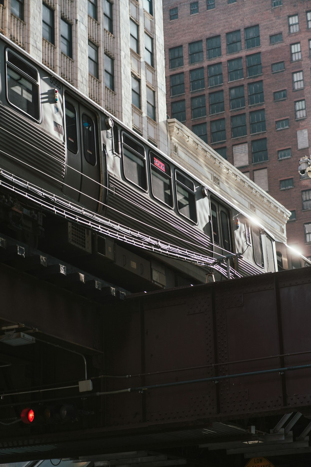 Vista de ángulo bajo del tren en movimiento