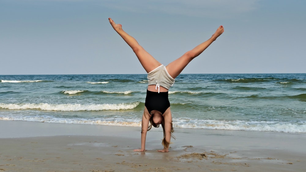 Mujer en la orilla del mar