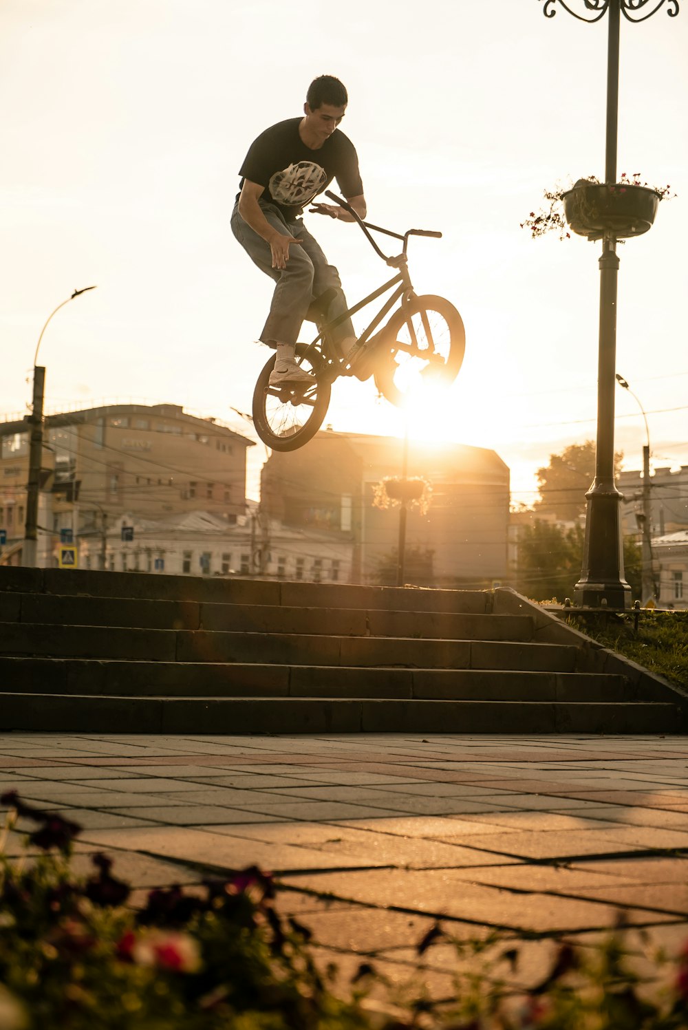 hombre montando una bicicleta BMX