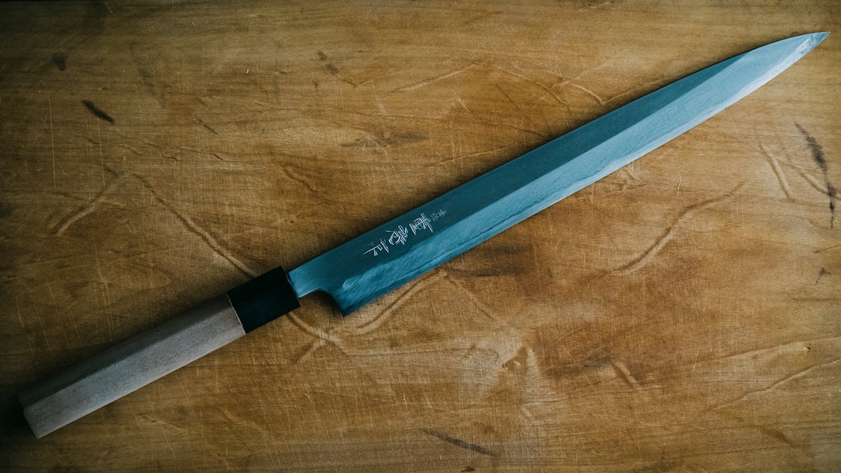 堺市刀具店櫥窗，各種廚刀整齊排列