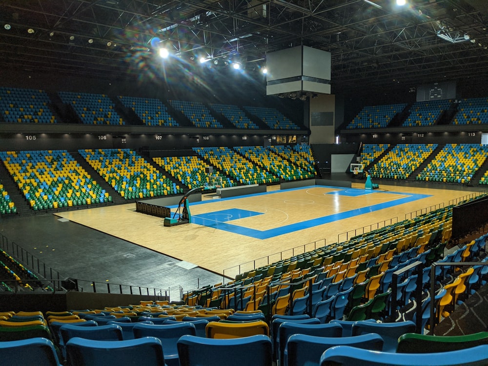 quadra de basquete bege e azul