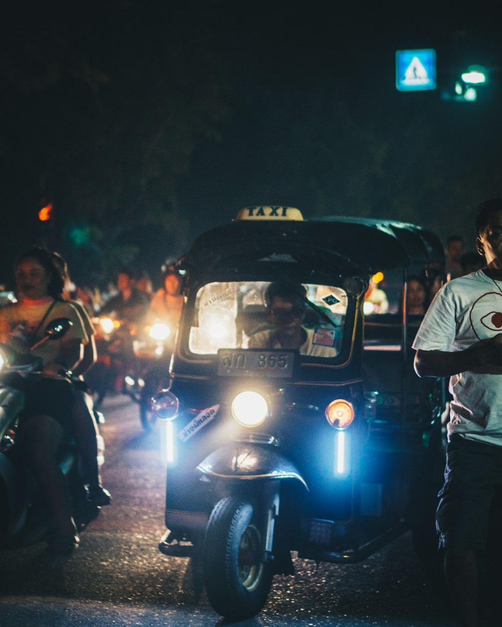 Menschen, die nachts Motorrad fahren