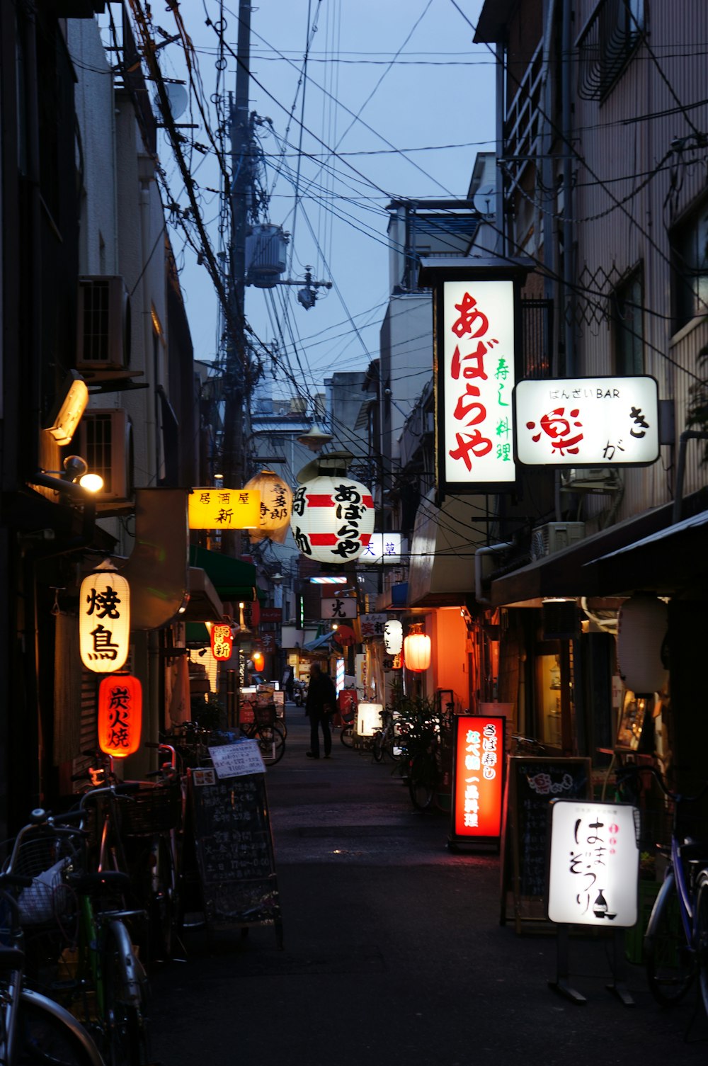 たくさんの看板が掲げられた街の通り