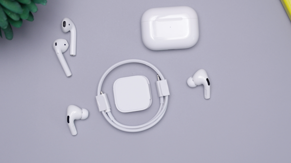 Écouteurs sans fil inspirés du format popularisé par les AirPods.