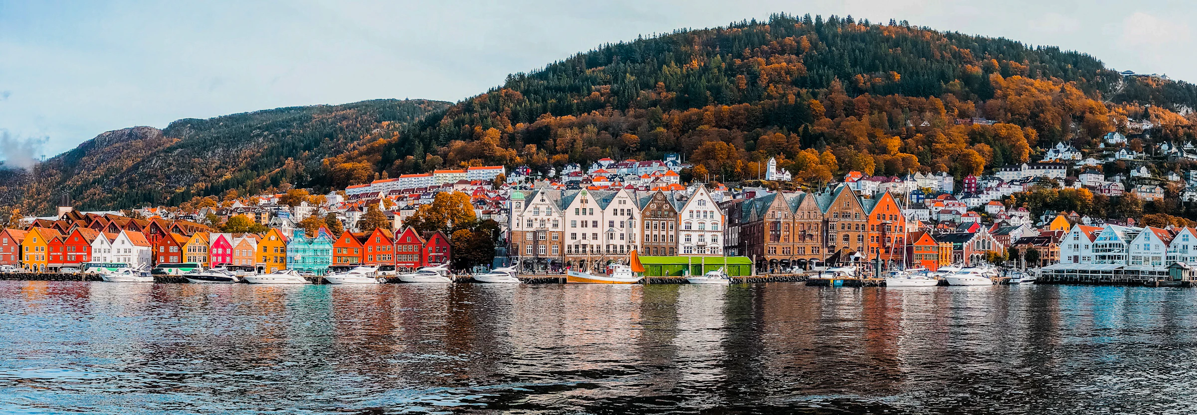 Bryggen og Bergen i høstfarger, speilet i Vågen