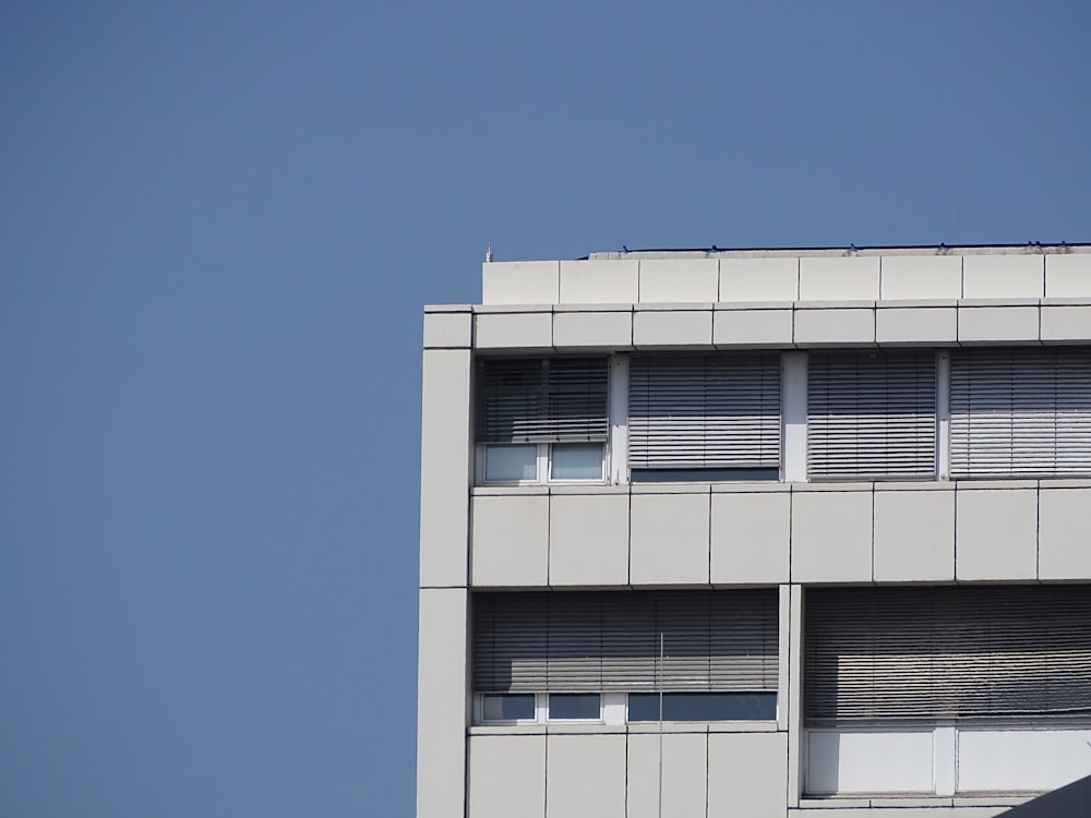 Bâtiment en béton gris