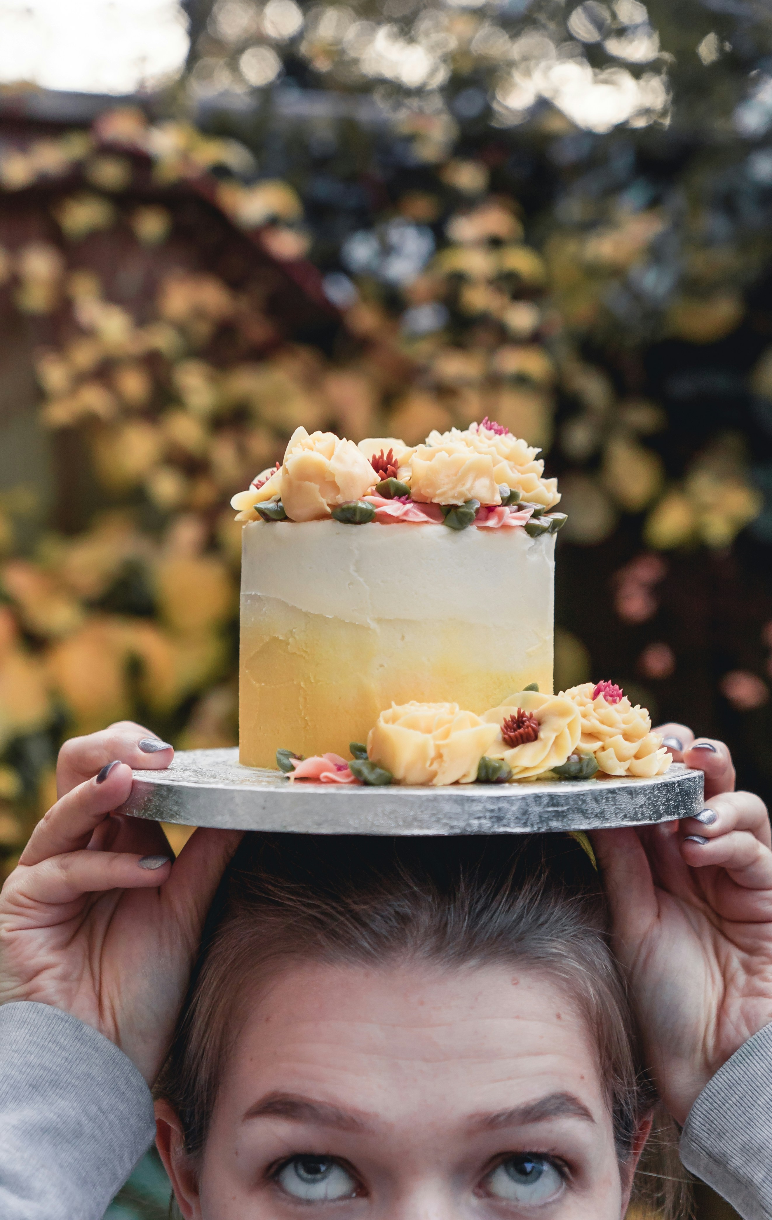 gâteau rond blanc et jaune