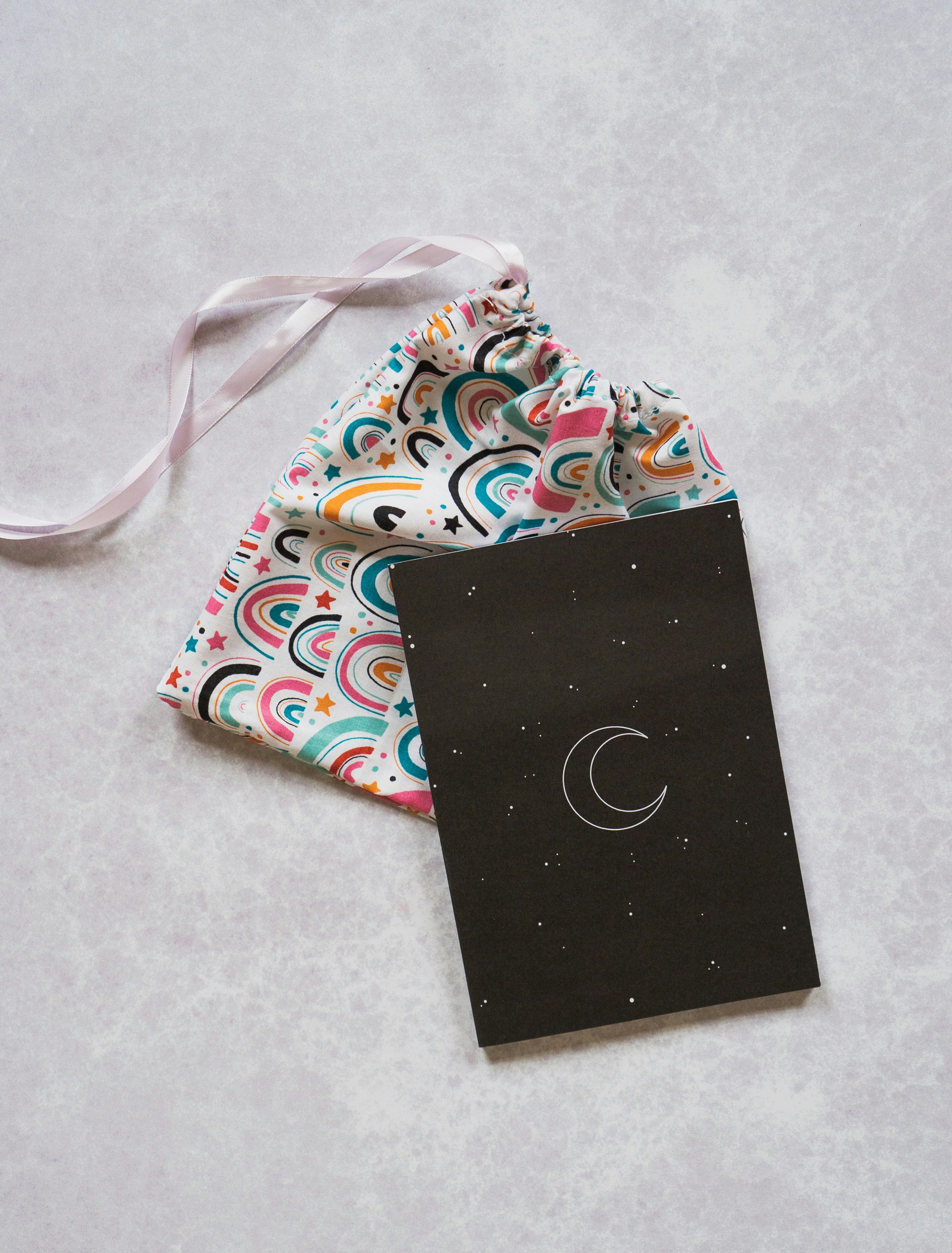 Pochette à cordon blanche et multicolore