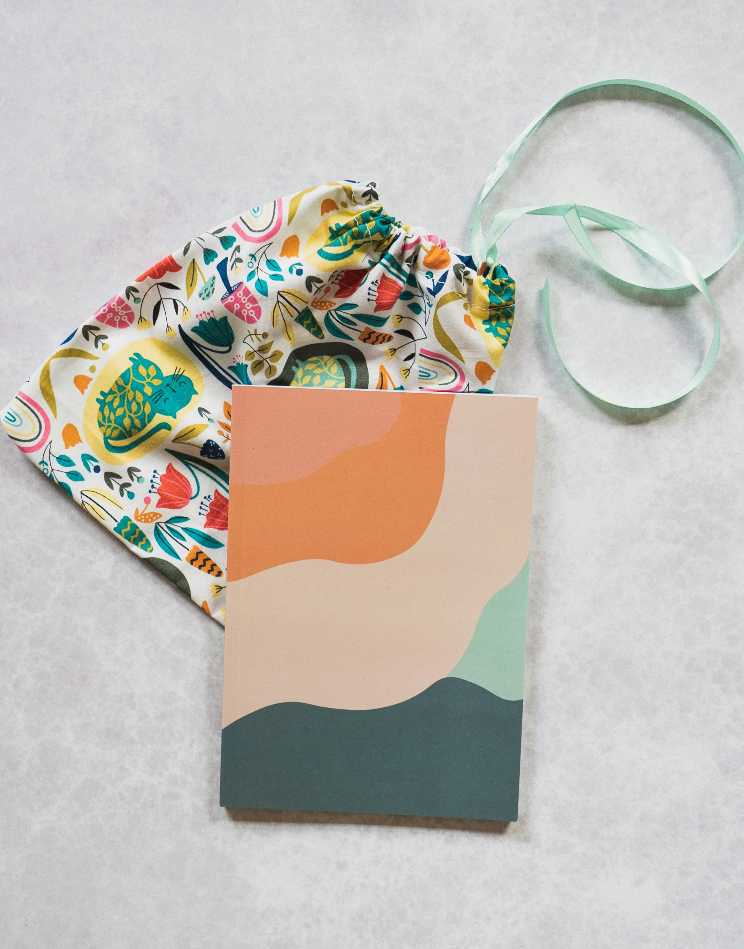 tissu blanc, vert et rouge sur surface blanche