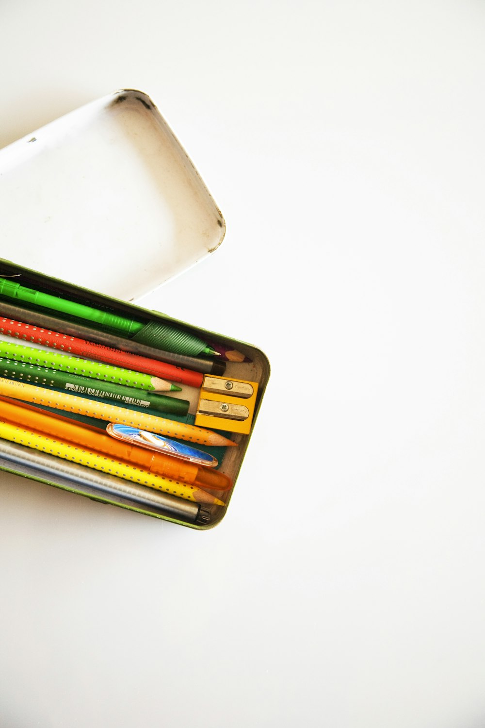 Bleistift und Kugelschreiber in verschiedenen Farben im Federmäppchen