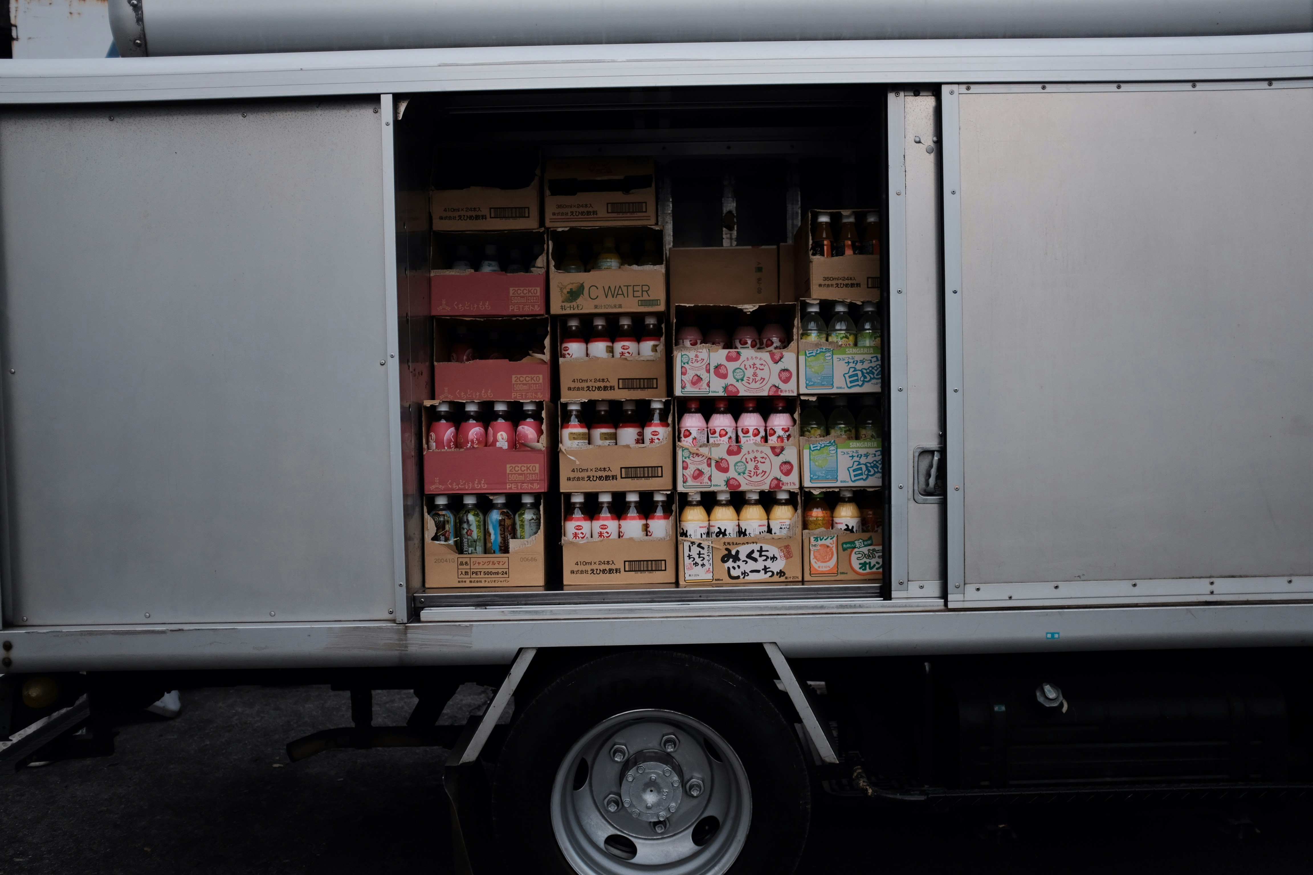 photo-1574946009894-6f075adcd92e?ixid=M3wxMjA3fDB8MXxzZWFyY2h8M3x8cmVmcmlnZXJhdGVkJTIwdHJ1Y2t8ZW58MHx8fHwxNzUxOTQ4NDg3fDA\u0026ixlib=rb-4.1.0