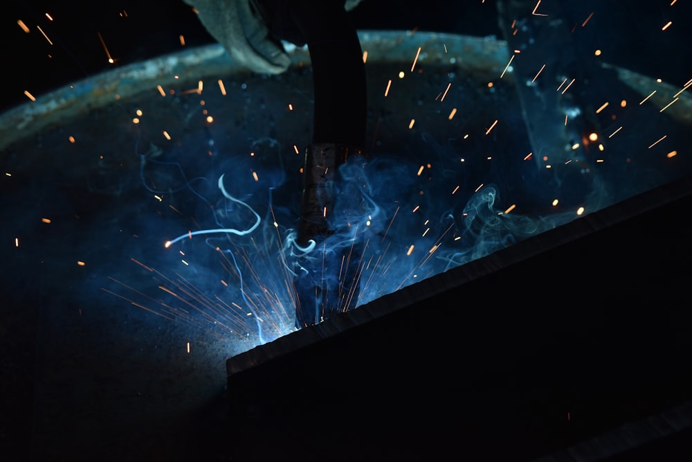 工場で金属片で作業する溶接工