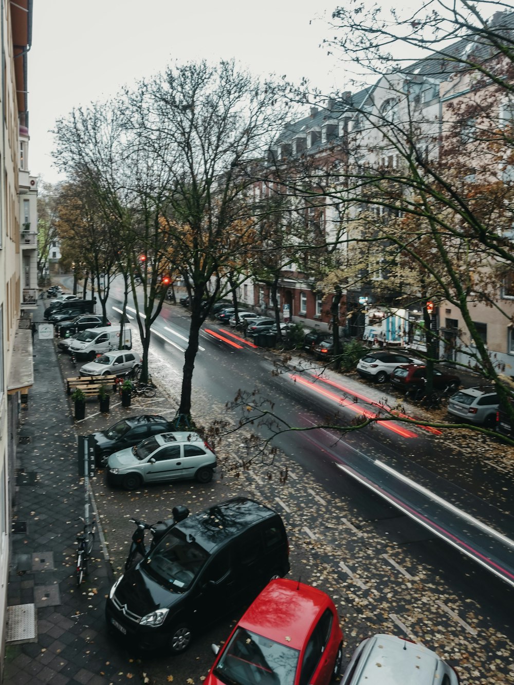 Diferentes vehículos estacionados cerca de la carretera durante el día