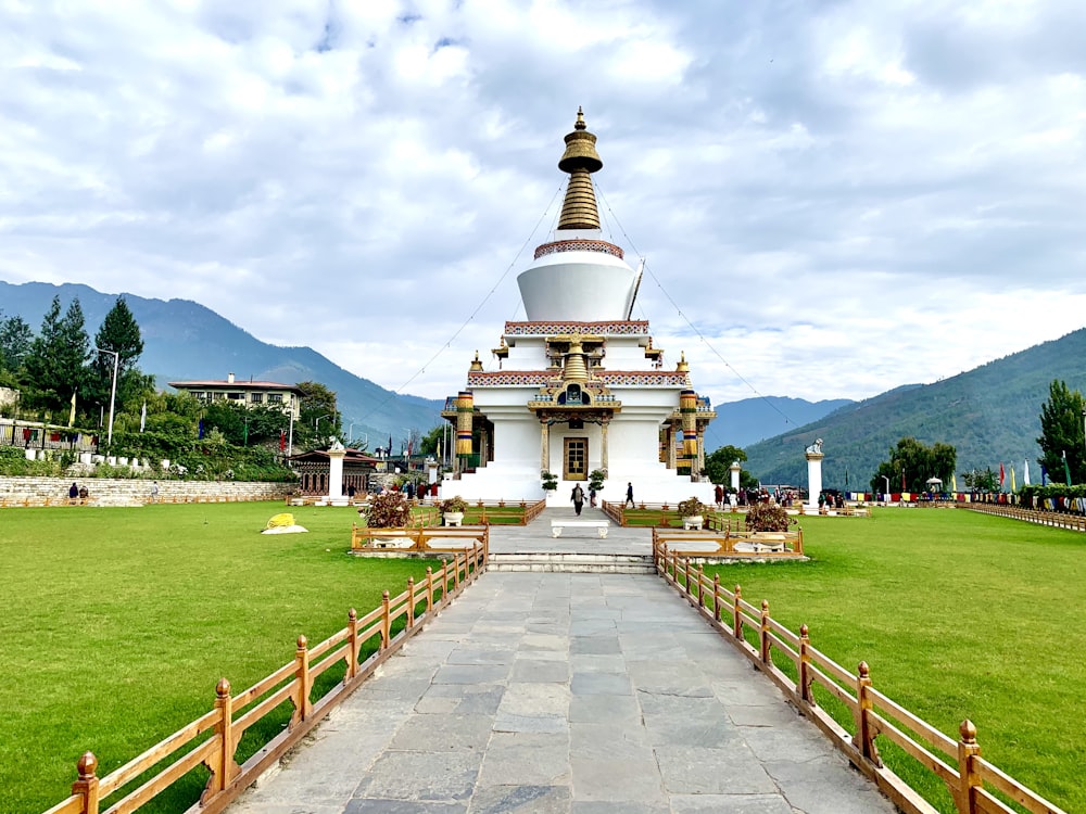 Pagoda bianca e oro sotto nuvole pesanti