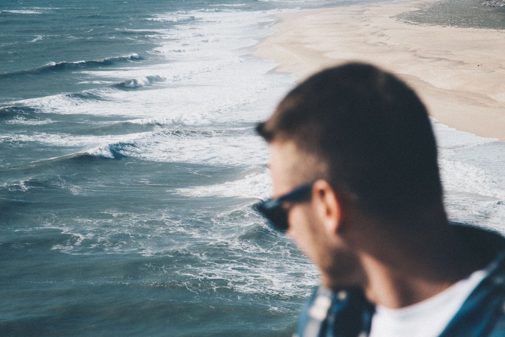 man looking at the ocean during day