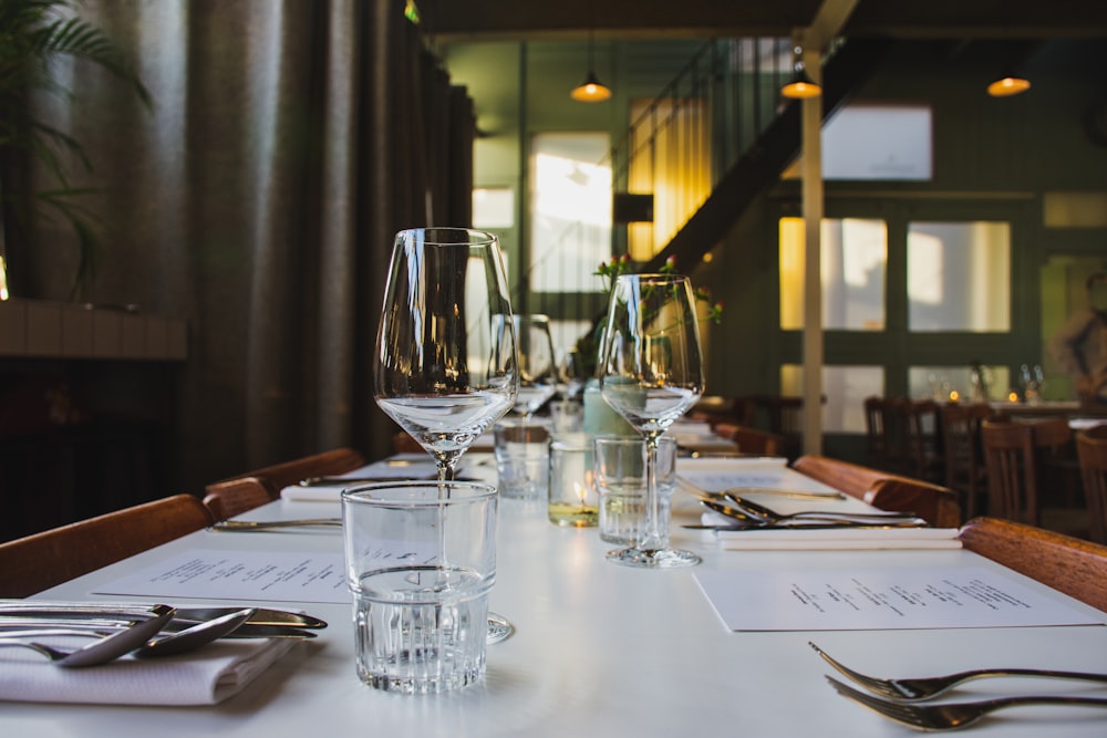 taças de vinho transparente em cima da mesa de jantar