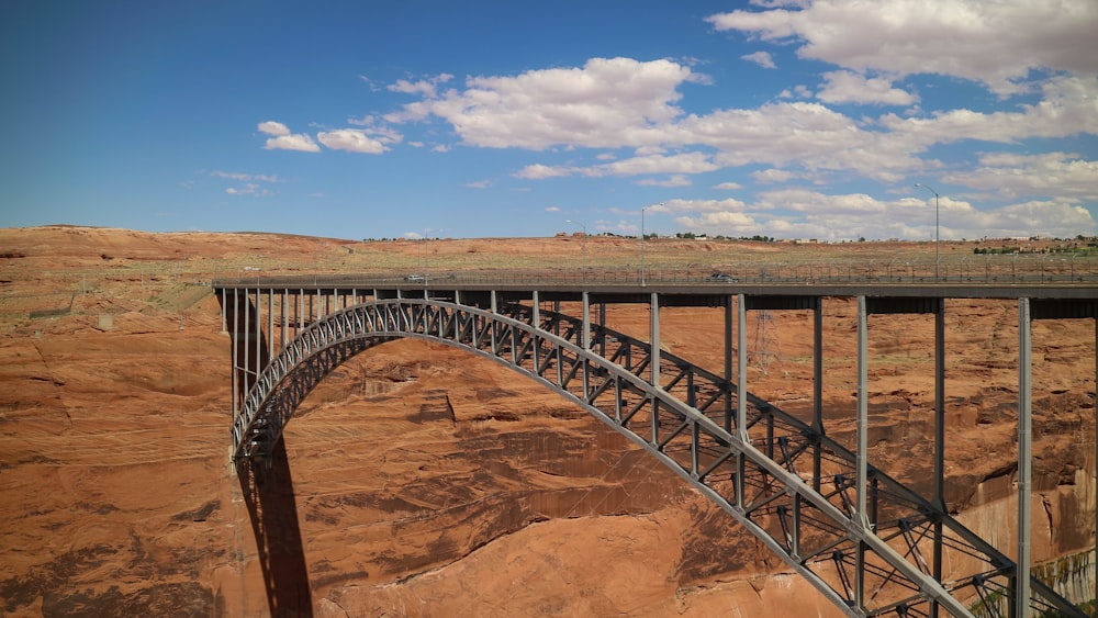 Graue Betonbrücke