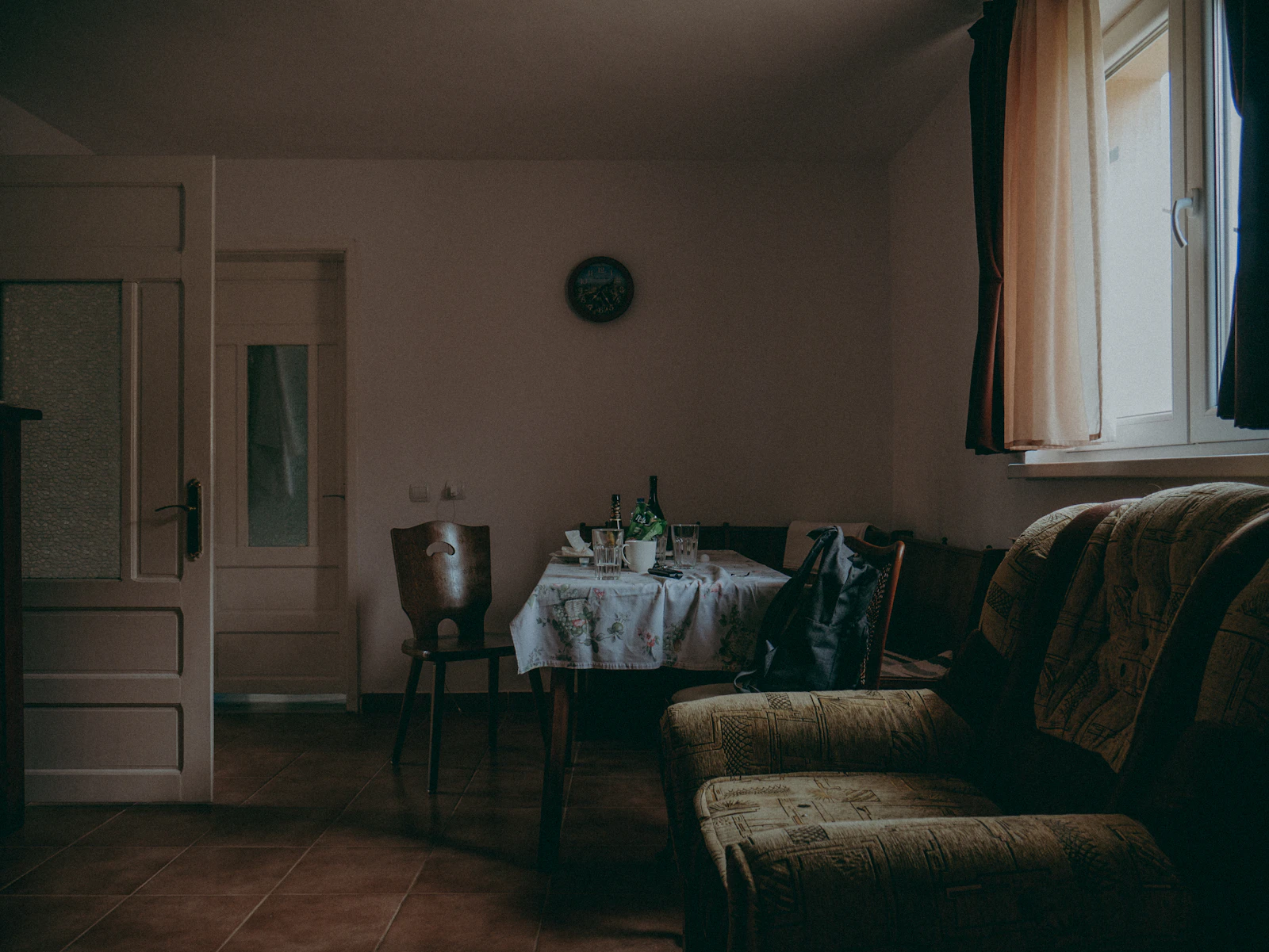 Older living room before home remodeling, illustrative image