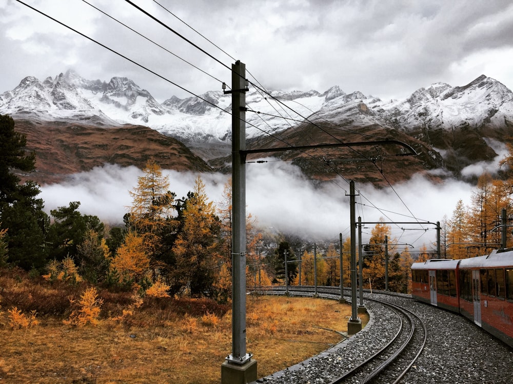 Eisenbahn in der Nähe des Strommastes