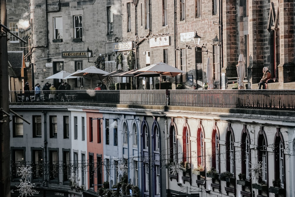 Edificio de hormigón gris y blanco