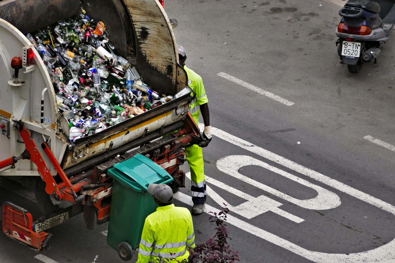 Waste in Barcelona, Spain (zibik via Unsplash)