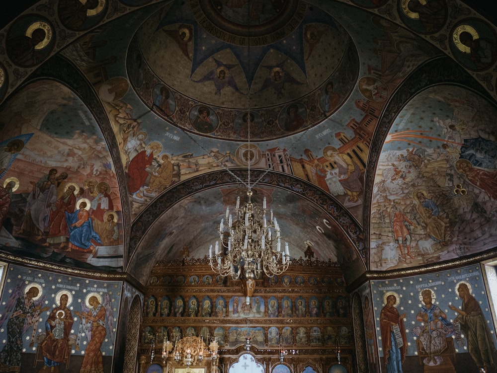 Lámpara de araña en el interior de la catedral