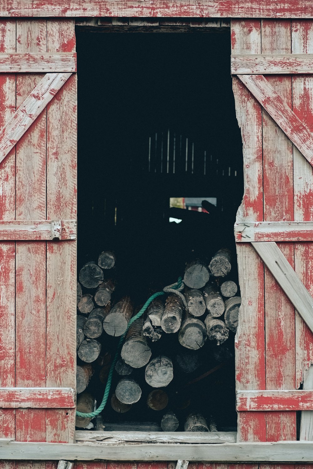 tronco de madera gris en garaje