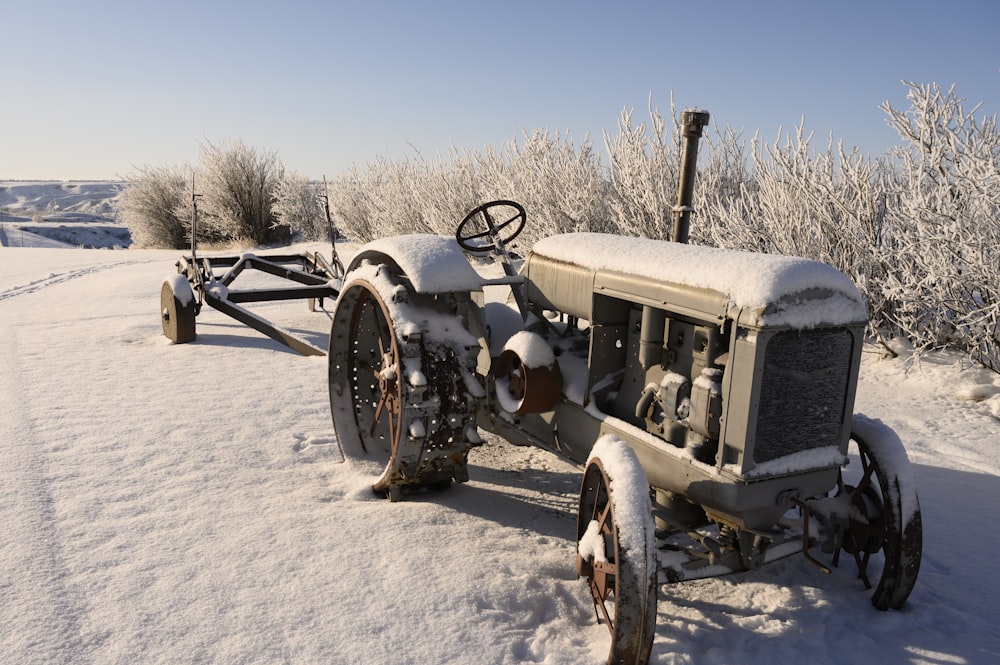 tracteur gris recouvert de neige