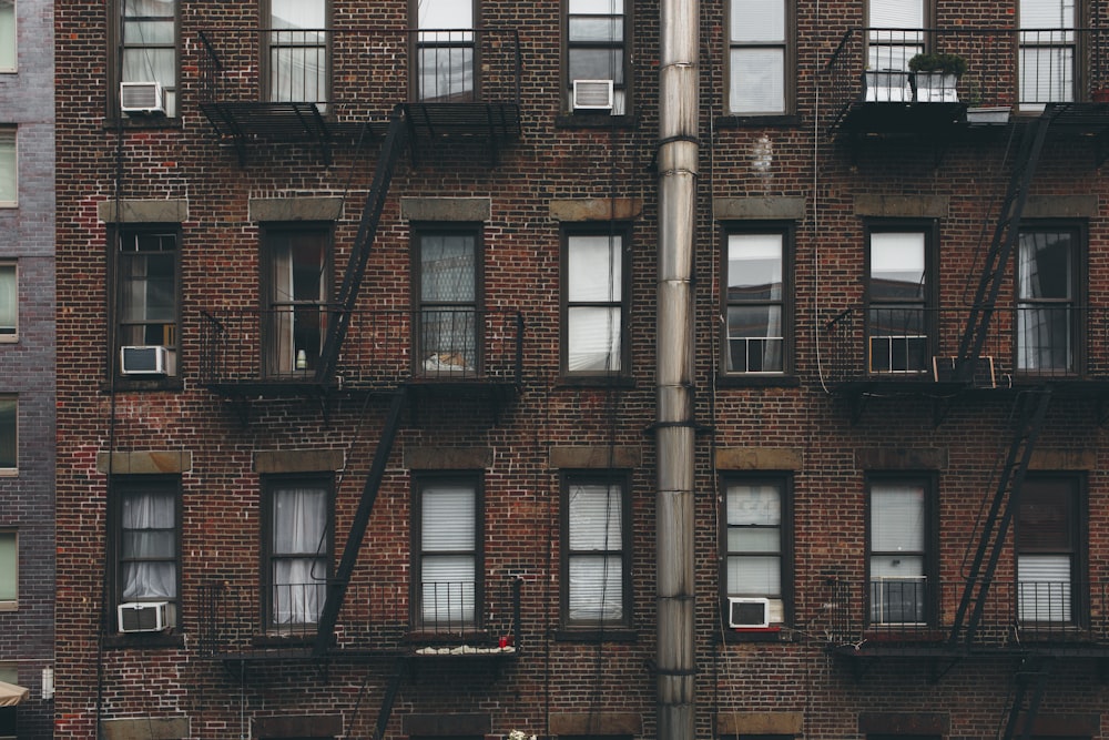 Edificio pintado de marrón