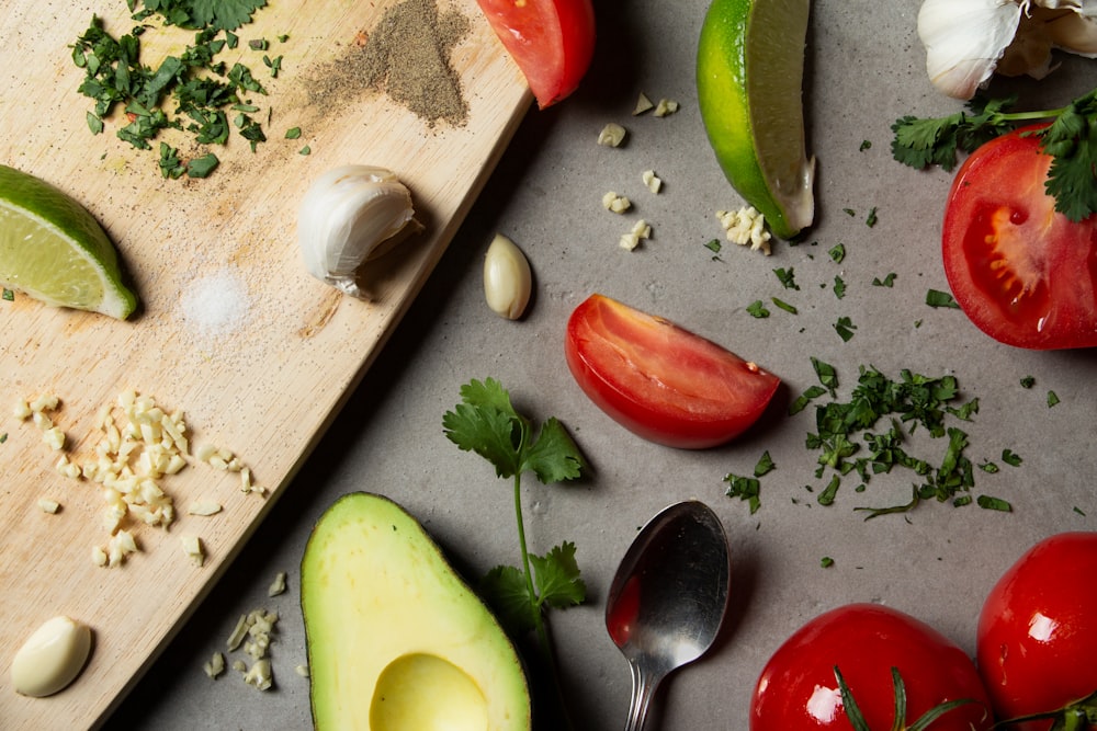 in Scheiben geschnittene Tomaten und Avocado