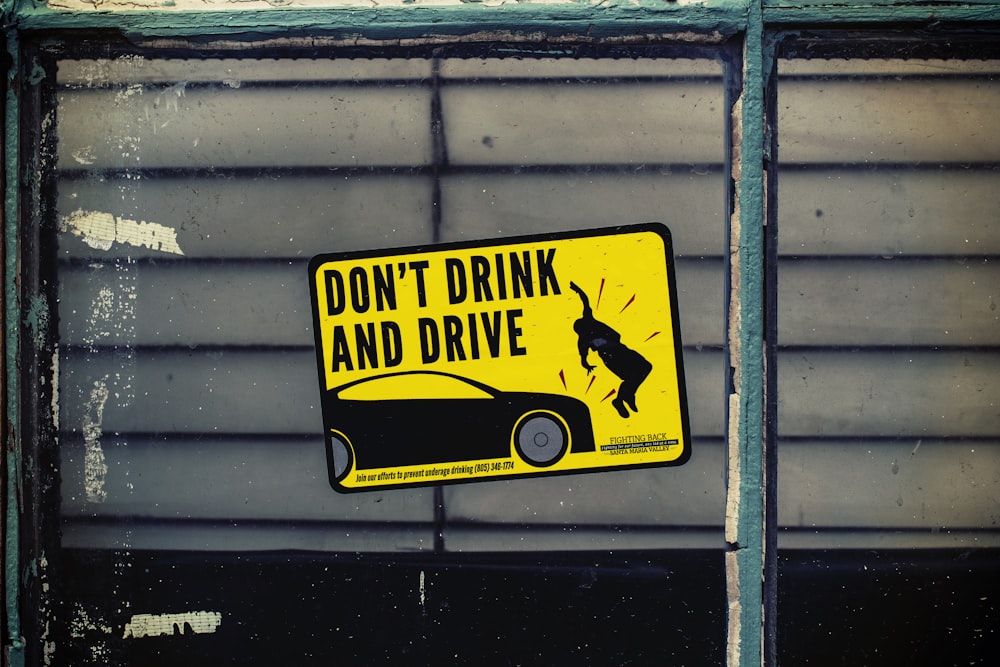 ガラスパネルに貼られた「Don't Drink and Drive」ポスター