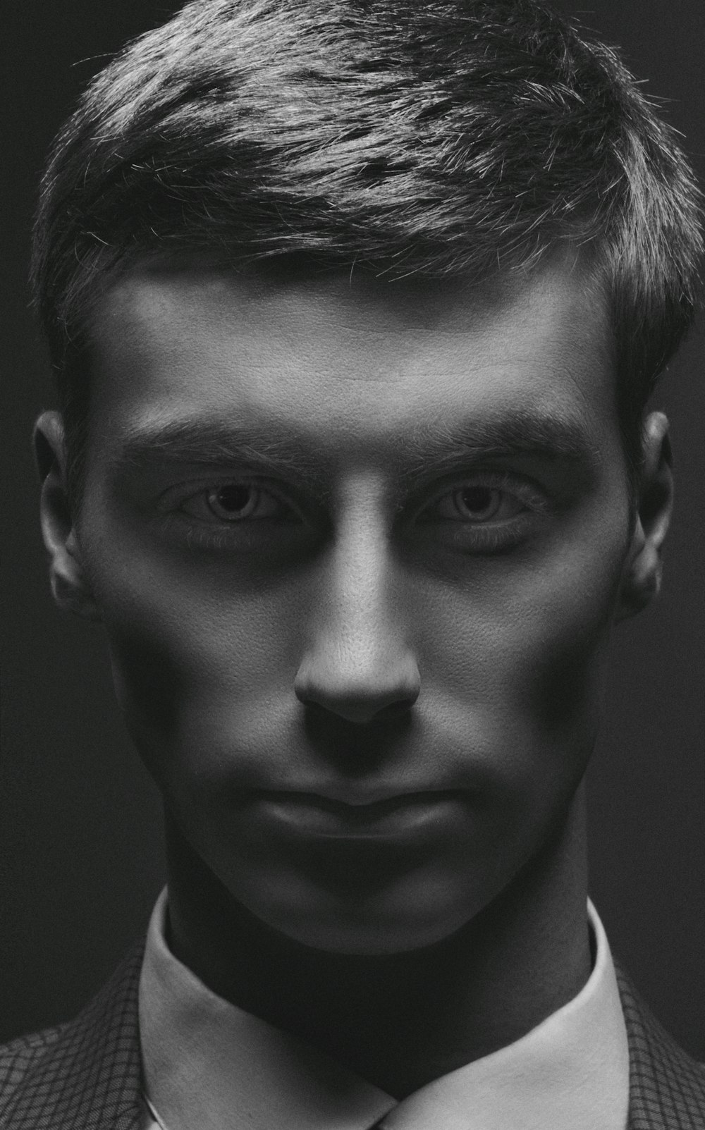 男性の顔のモノクロ写真