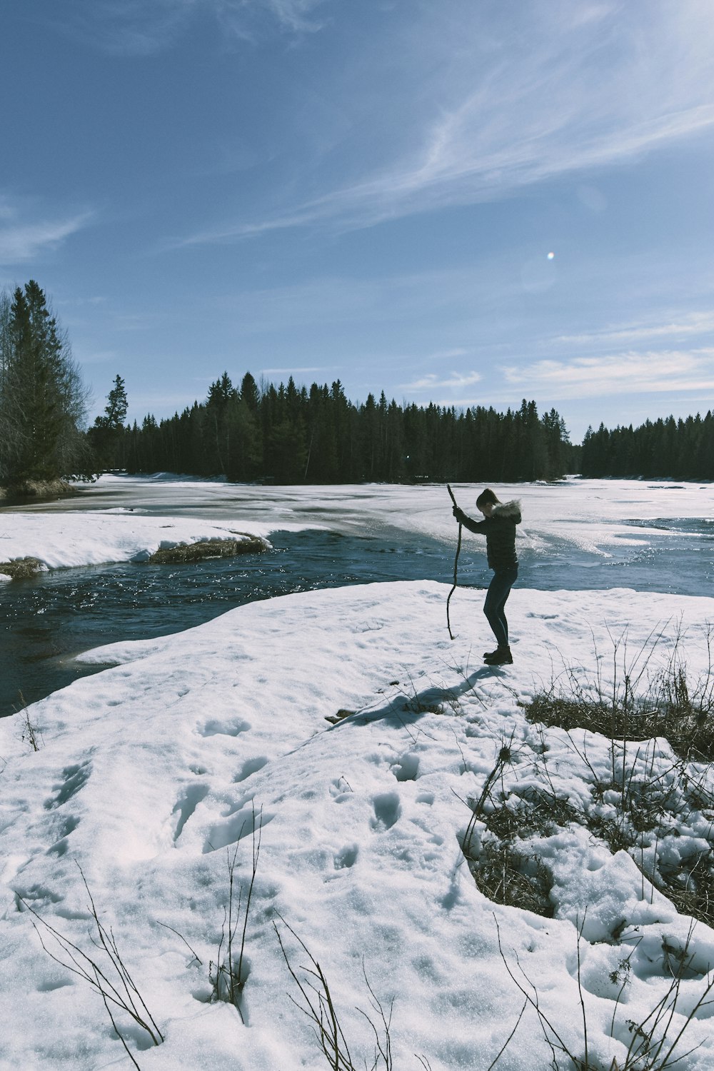 hombre de pie en la orilla cubierta de nieve