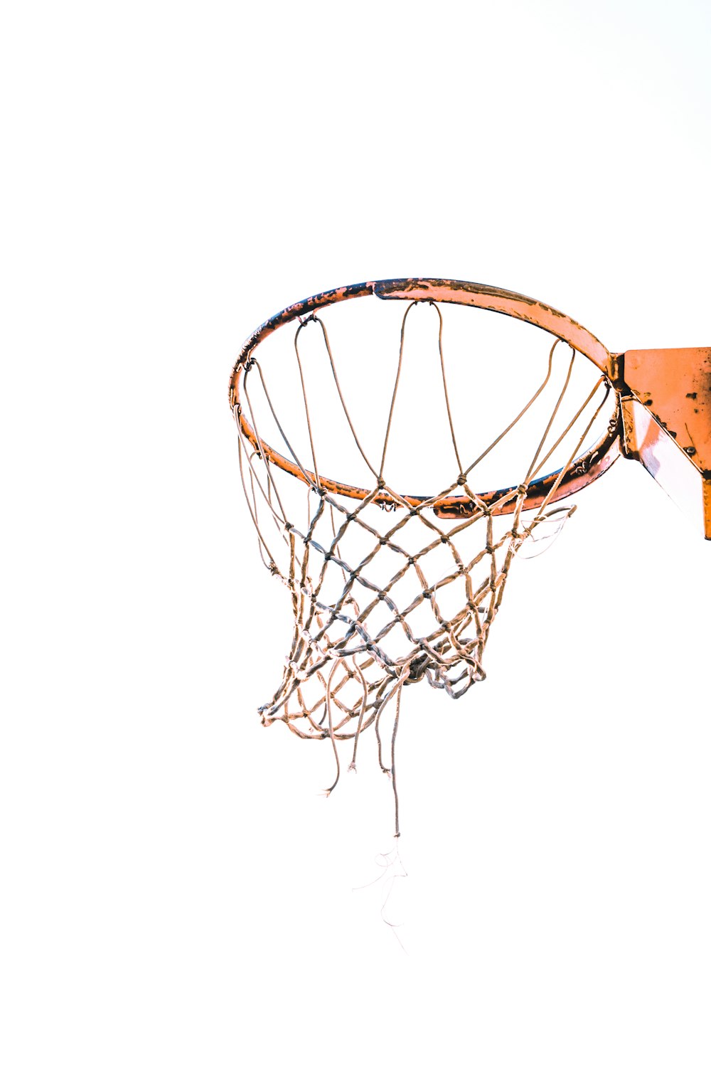 canasta de baloncesto naranja