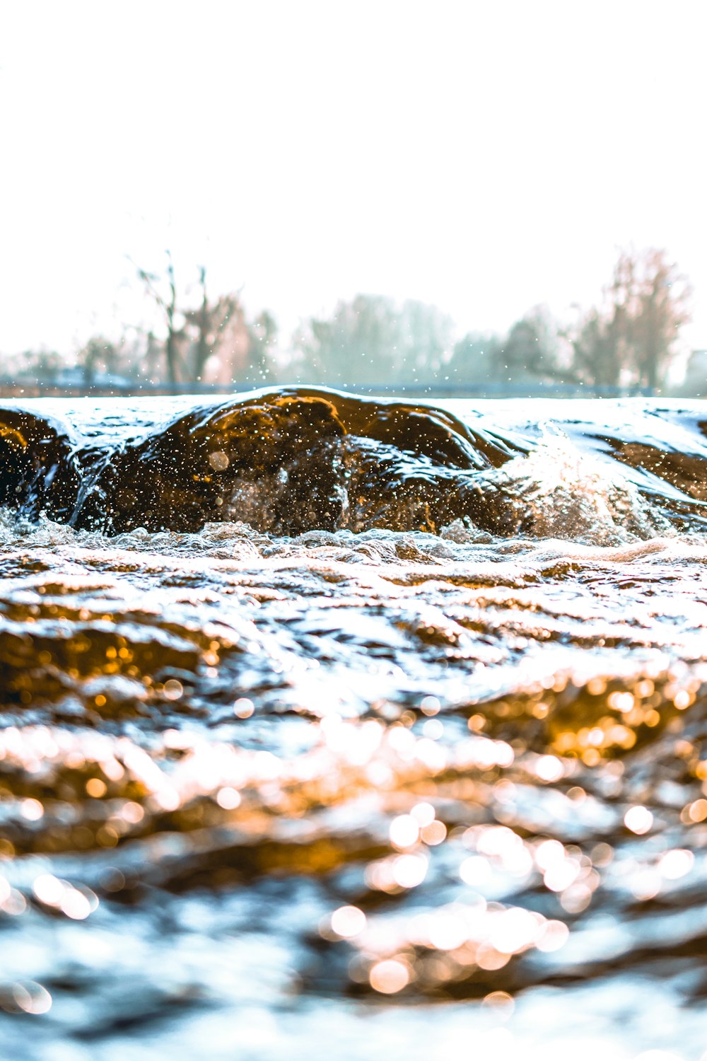 un gros plan d’eau avec des rochers en arrière-plan