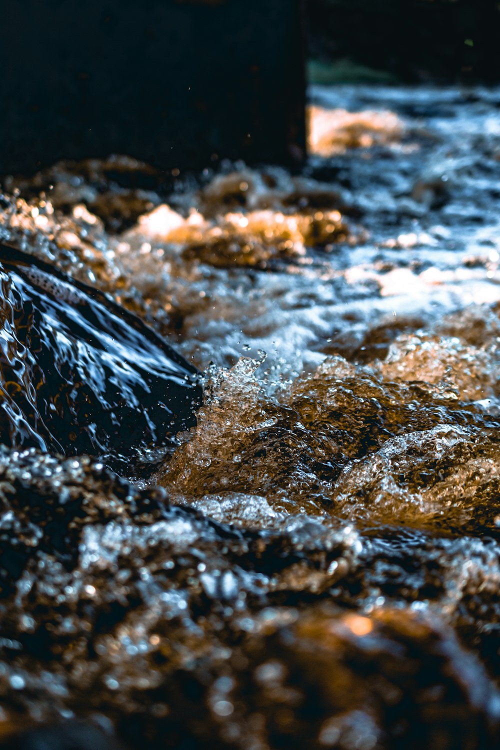 Photographie en accéléré de l’eau sur les rochers