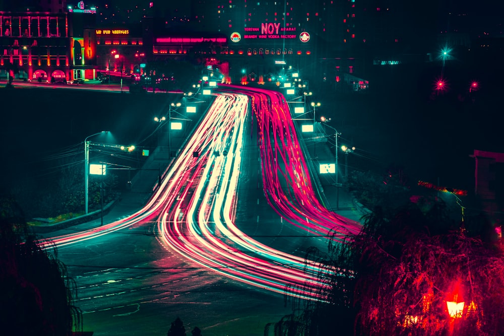 Route de la ville pendant la nuit