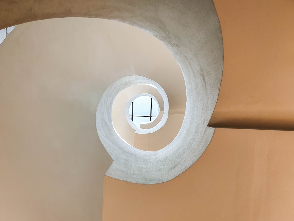 Ein Blick auf ein rundes Fenster in einem Gebäude