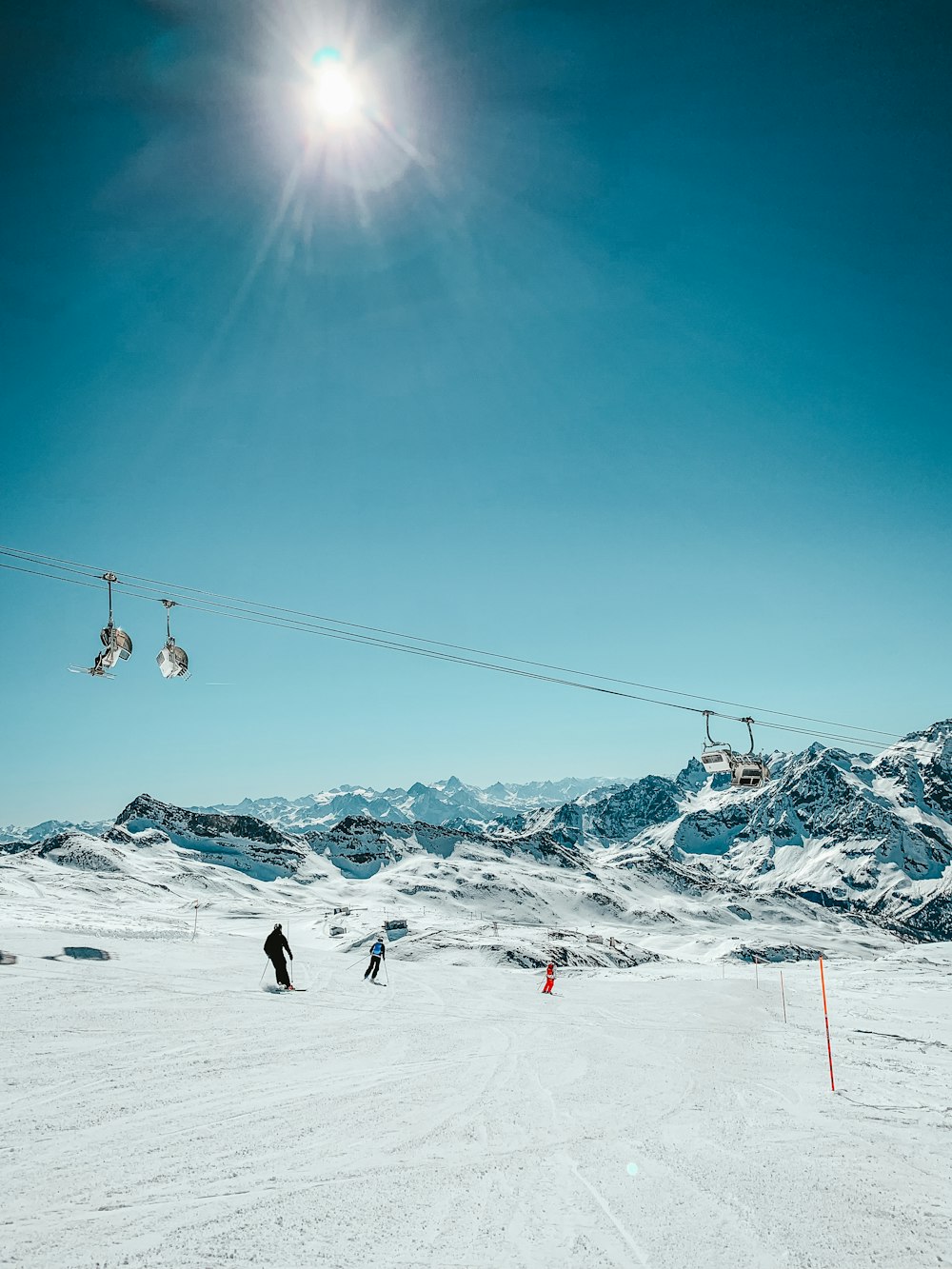 Menschen, die tagsüber auf schneebedeckten Hügeln Schlittschuh laufen