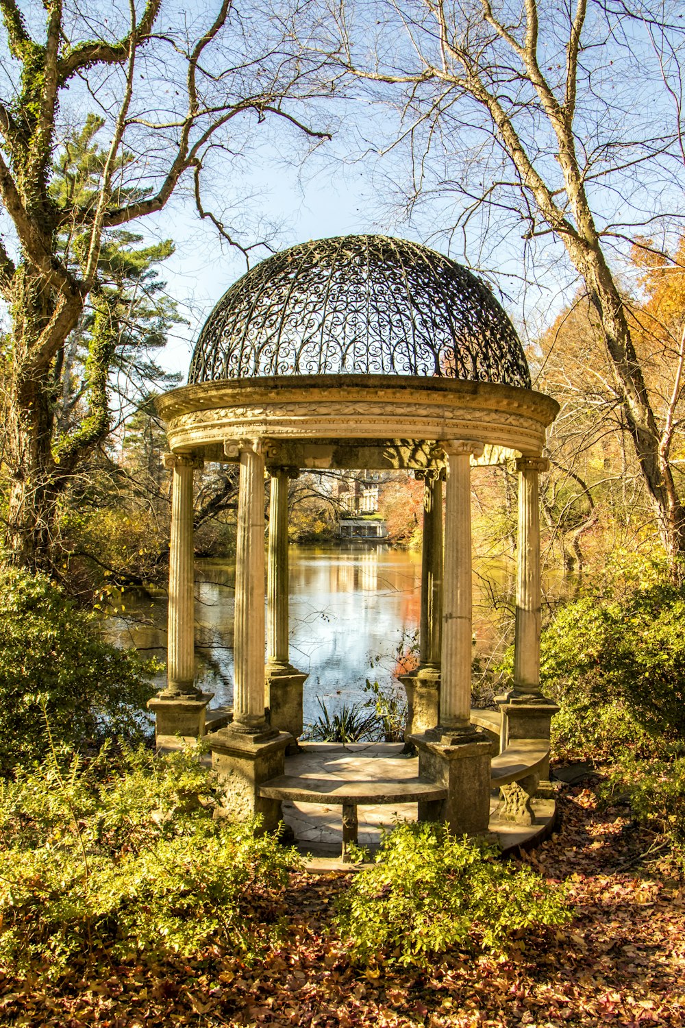 gazebo de concreto marrom perto do lago