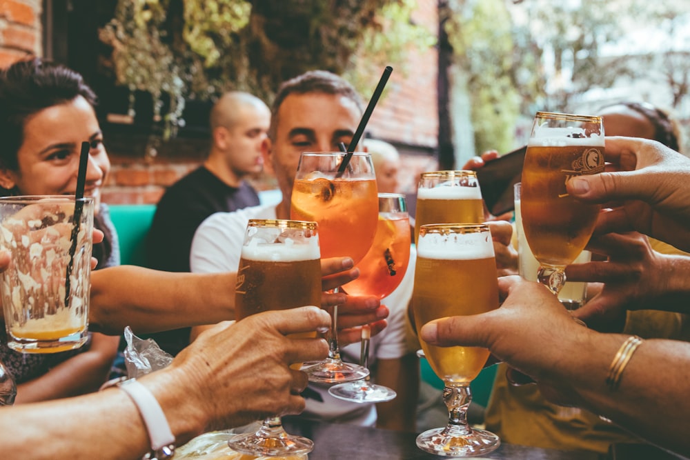 Personas con bebidas durante el día