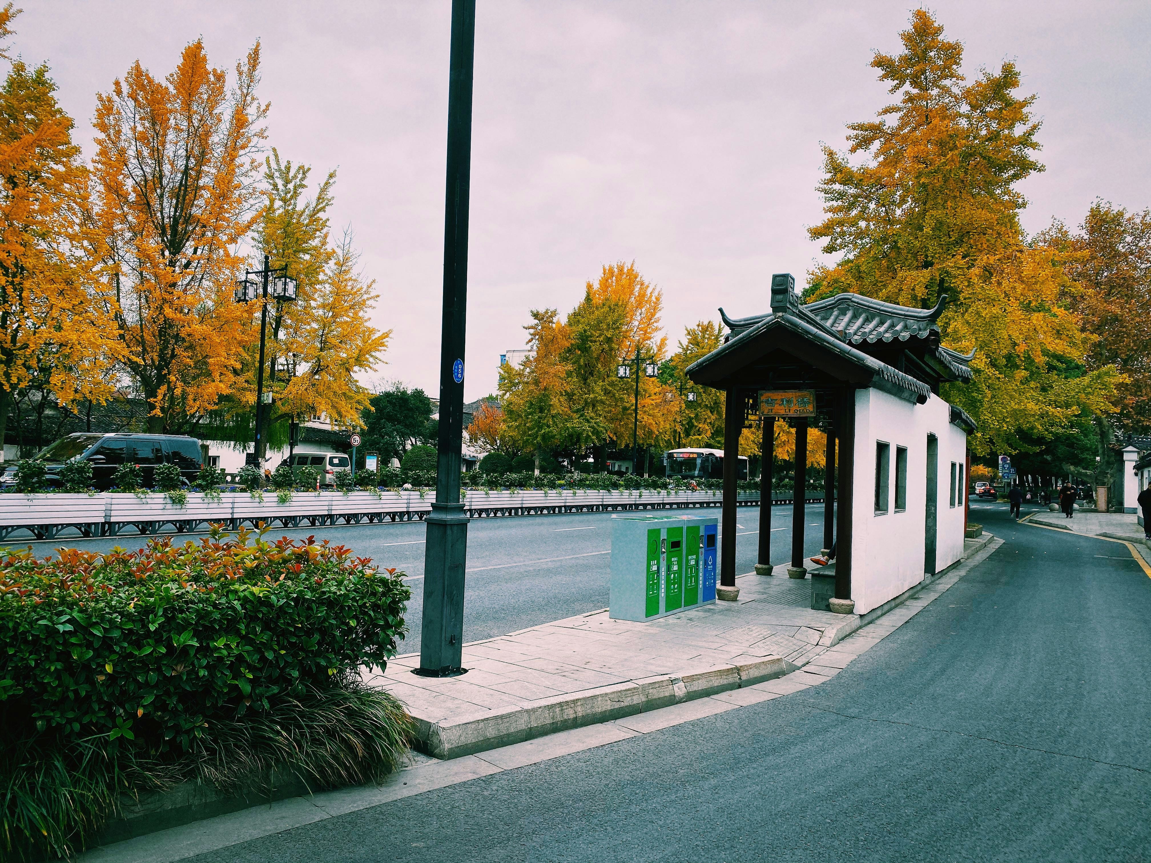 gray and brown concrete shed during daytime