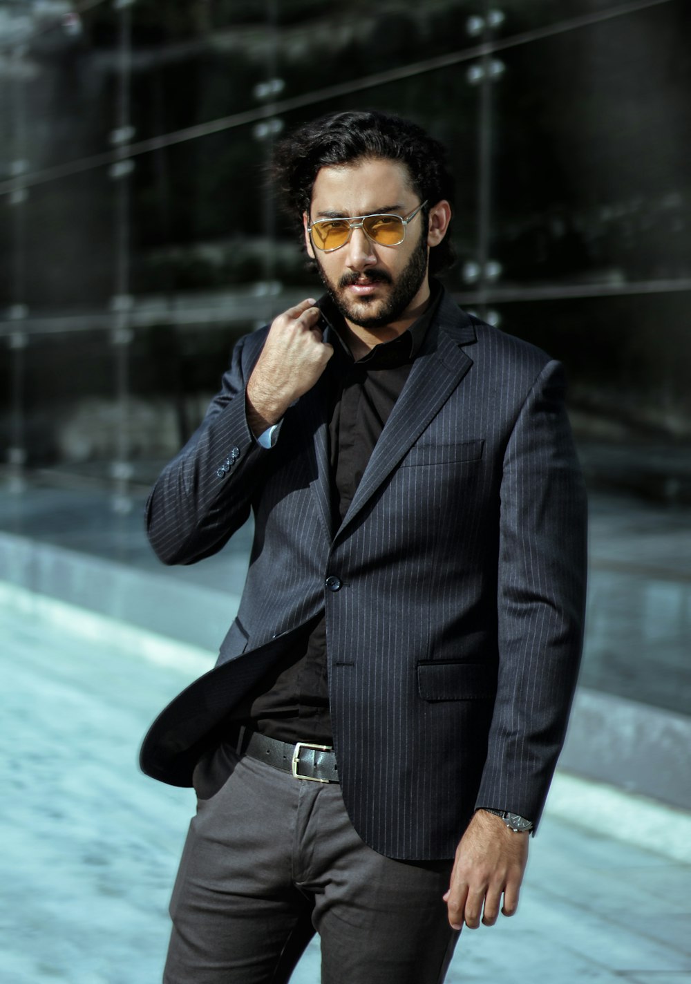 Selektive Fokusfotografie eines stehenden Mannes in schwarzer Anzugjacke
