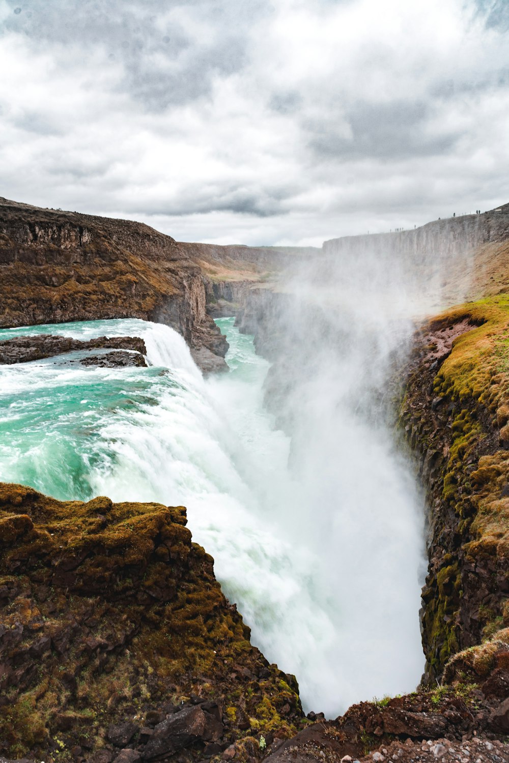 Cascate sotto il cielo nuvoloso durante il giorno