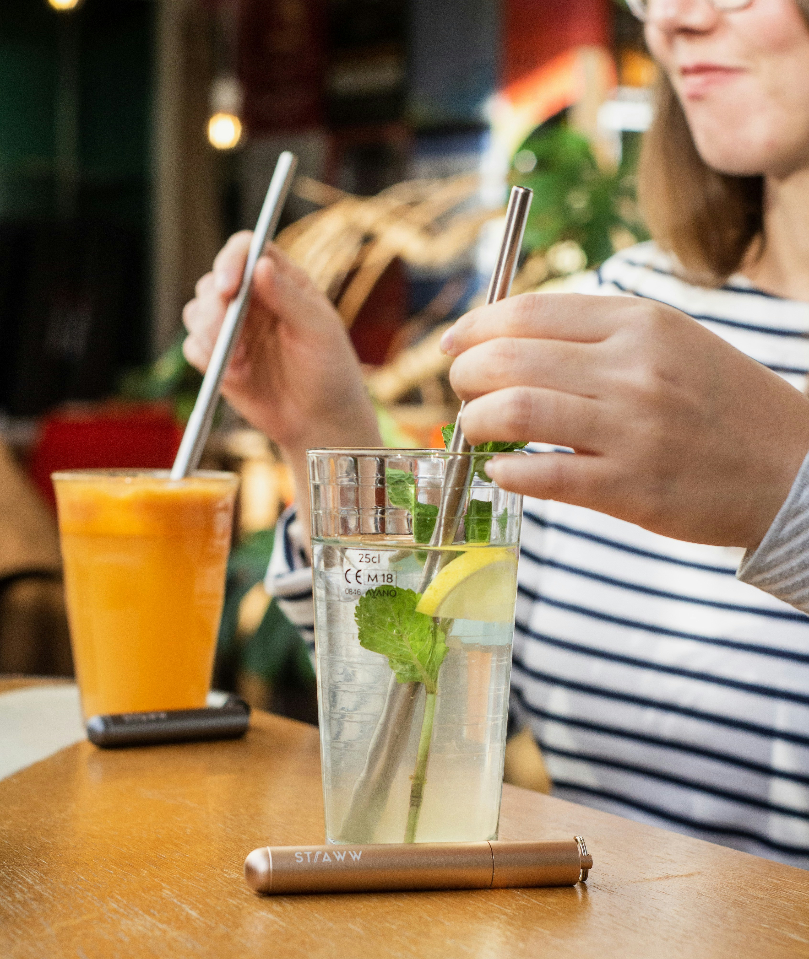 ジュースの入ったグラスにストローを入れる女性の写真 Unsplashで見つける飲むの無料写真