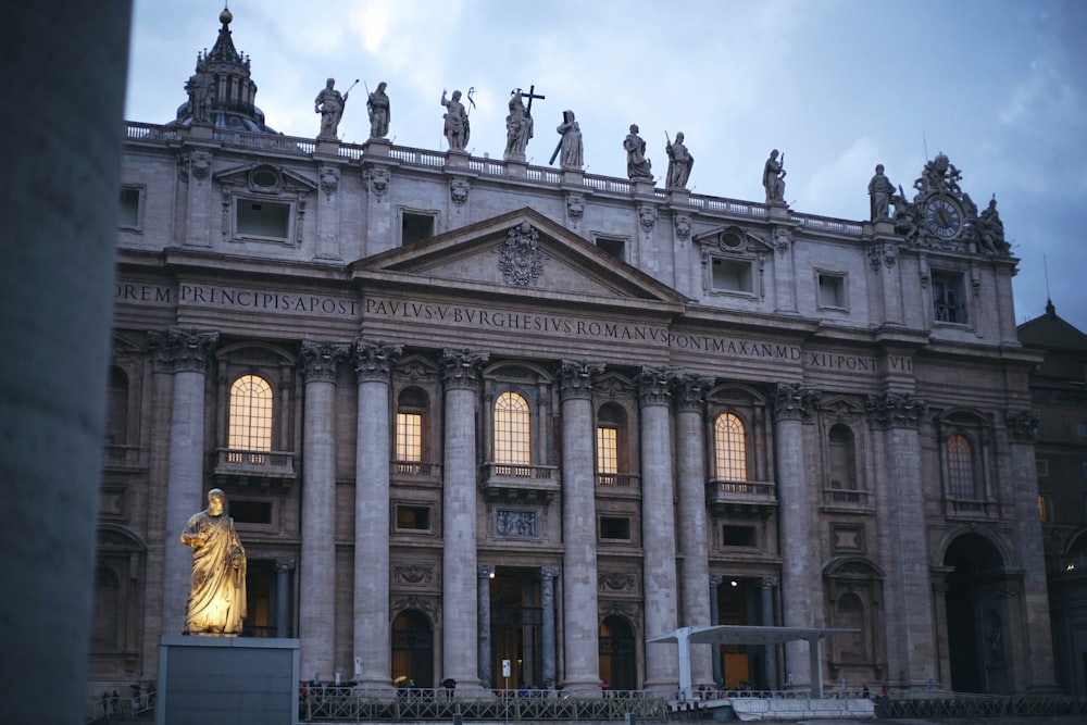 Palazzo del governo con statue sul tetto