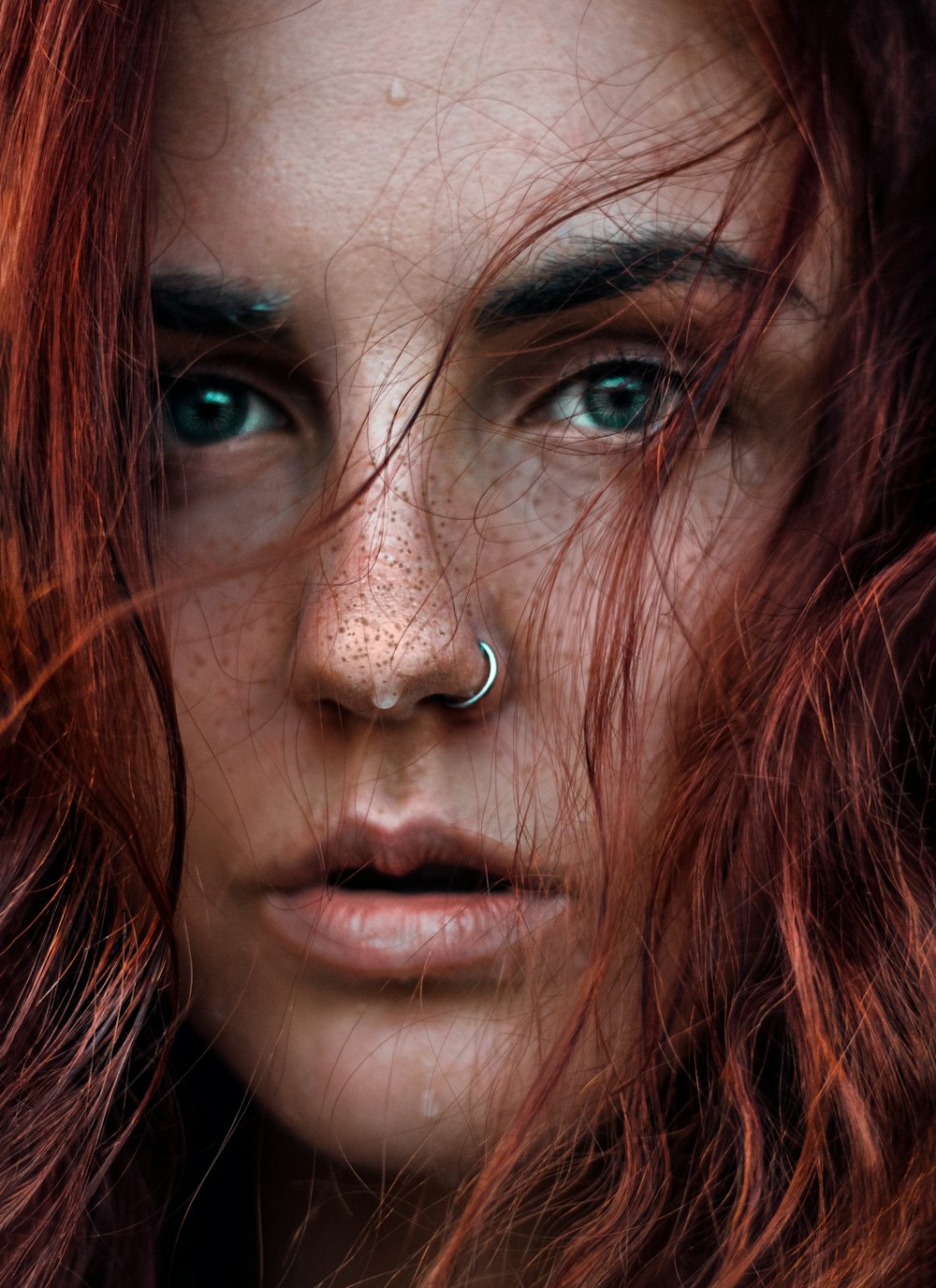 Photographie de portrait de femme avec anneau de nez en argent